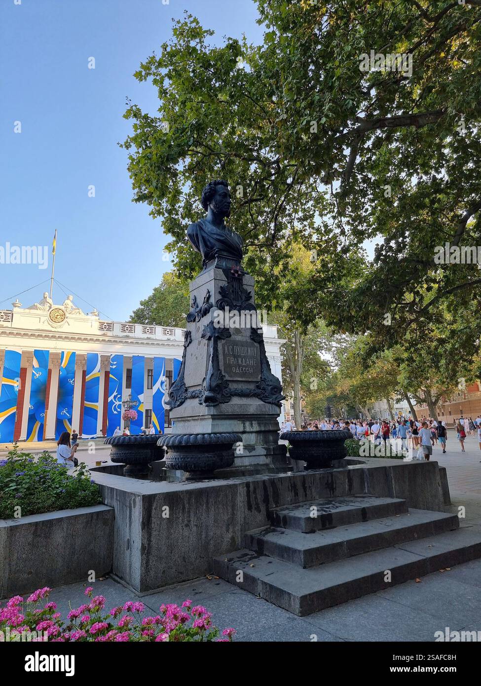 Bronzestatue / Denkmal / Büste des Dichters und Autors Alexander Puschkin in Odesa / Odessa Ukraine, die der stadtrat abreißen will; Puschkinopad - Smartphone-aufgenommenes Stockfoto