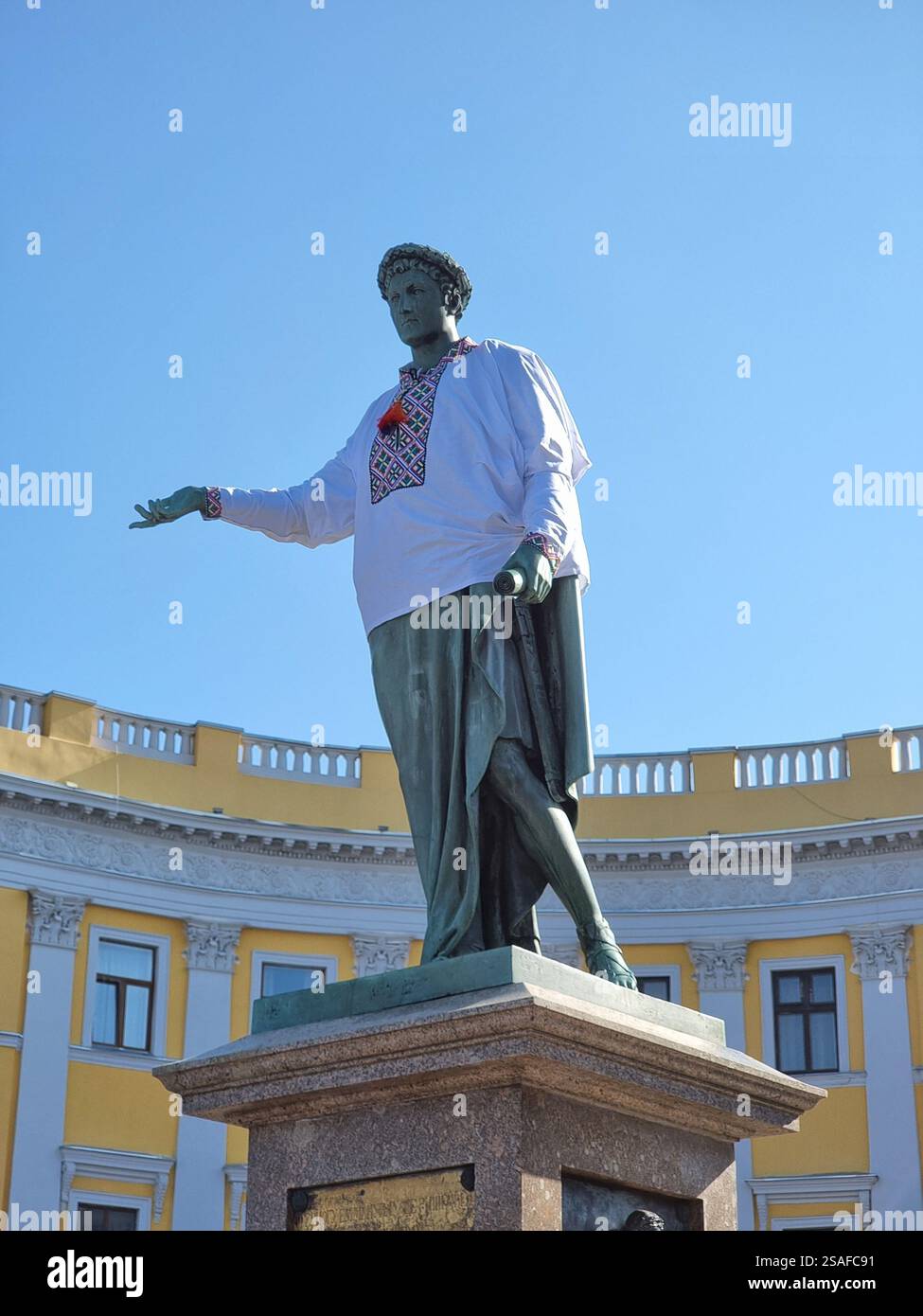 Statue des Herzogs von Richelieu, gekleidet in traditioneller ukrainischer Kleidung: Besticktes Hemd (Vyshyvanka) in Odesa/Odessa, Ukraine Stockfoto