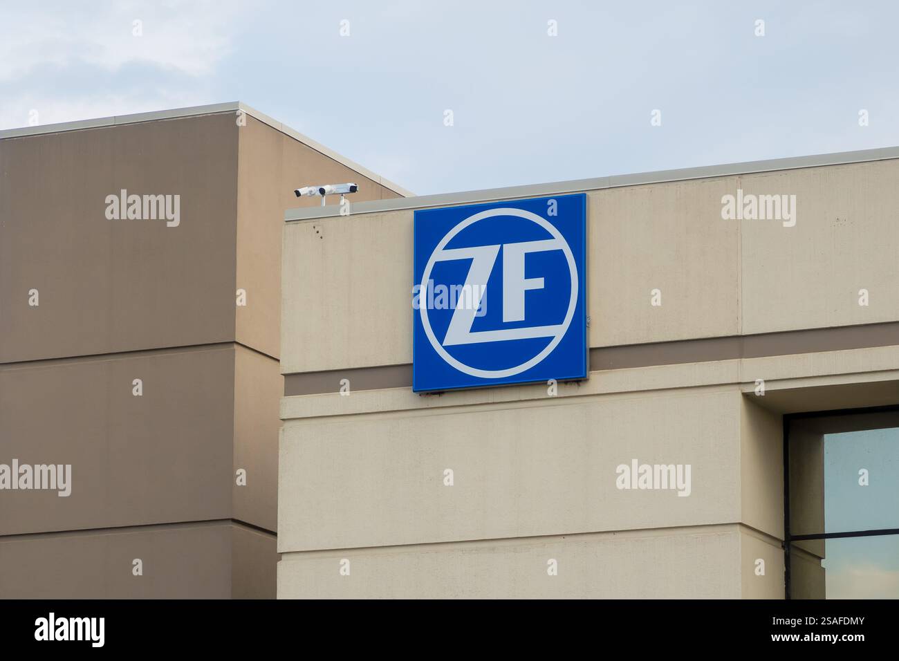 Farmington Hills, Michigan - 13. Juli 2024: Beschilderung des ZF Friedrichshafen in Farmington Hills, Michigan. ZF ist einer der weltweit größten Automobilzubehör Stockfoto