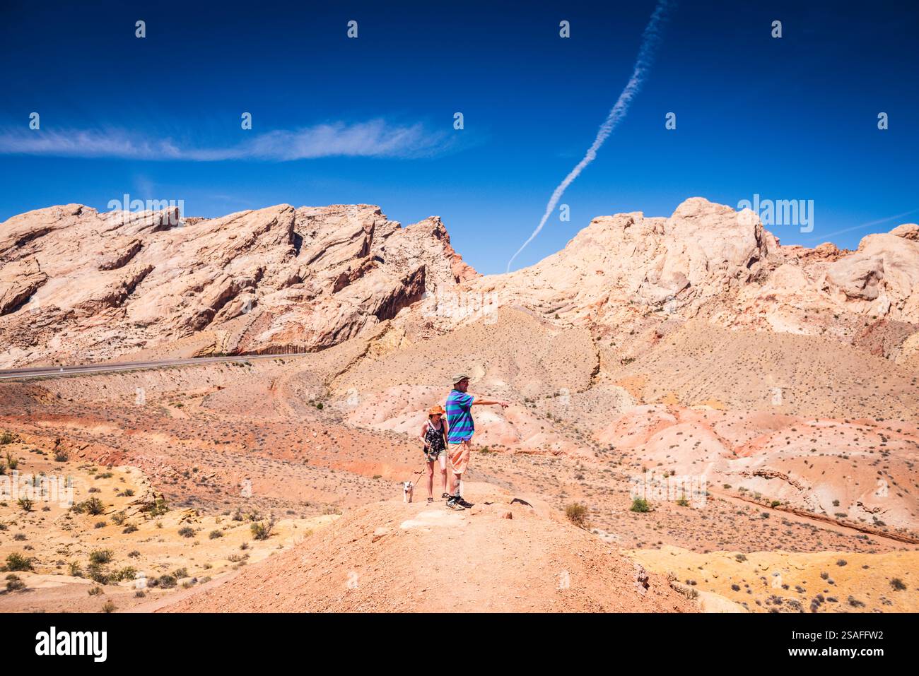Familienwandern im Castle Valley in der geologischen Region San Rafael Reef auf dem Colorado Plateau, das einige der schönsten Landschaften Utahs bietet. Stockfoto