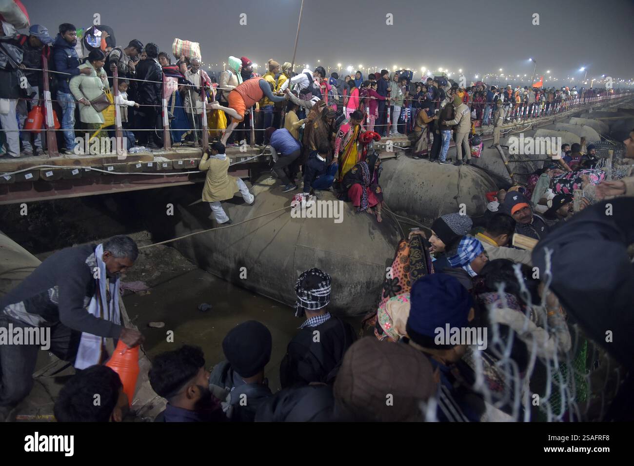 Peking, China. Januar 2025. Die Menschen versammeln sich auf einer Fußgängerbrücke nach einer Stampede in Prayagraj im nördlichen indischen Bundesstaat Uttar Pradesh am 29. Januar 2025. Mindestens 30 Menschen wurden getötet und 60 weitere verletzt während einer Stampede, die am frühen Mittwoch beim laufenden Mega-Hindu-Festival Maha Kumbh Mela im nördlichen indischen Bundesstaat Uttar Pradesh stattfand, sagten Beamte. Quelle: Str/Xinhua/Alamy Live News Stockfoto