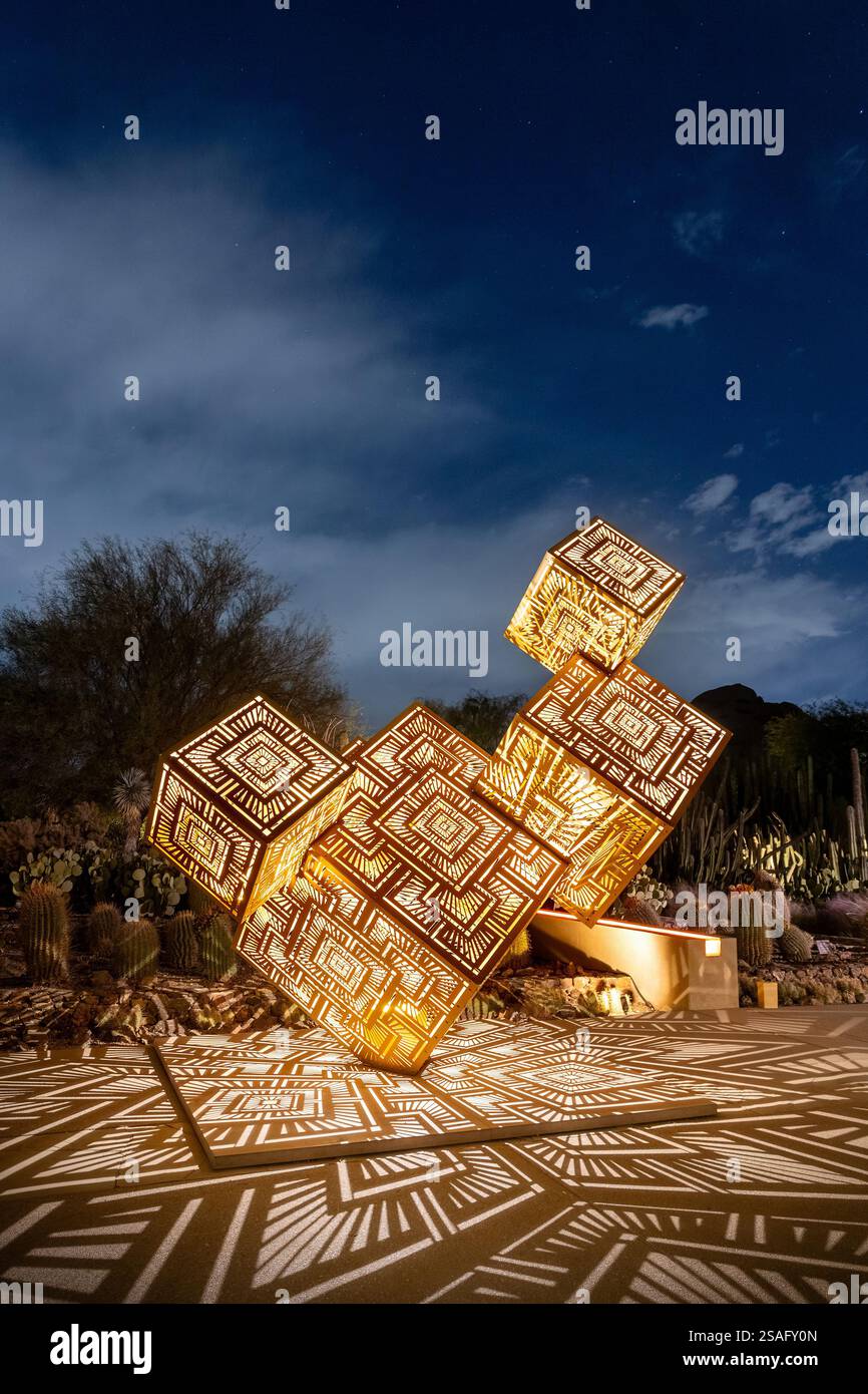 Nächtlicher Blick auf komplizierte geometrische Lichtskulpturen von HYBYCOZO, Teil der Light Bloom Kunstausstellung im Desert Botanical Garden in Arizona. Stockfoto
