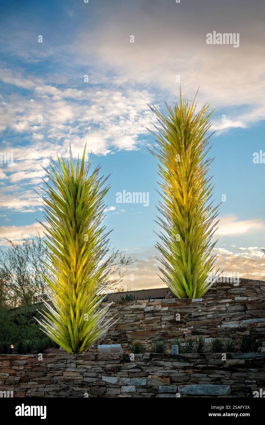Blick bei Sonnenuntergang auf glühende Glaskunstskulpturen vor dem Desert Botanical Garden in Phoenix, Arizona. Stockfoto