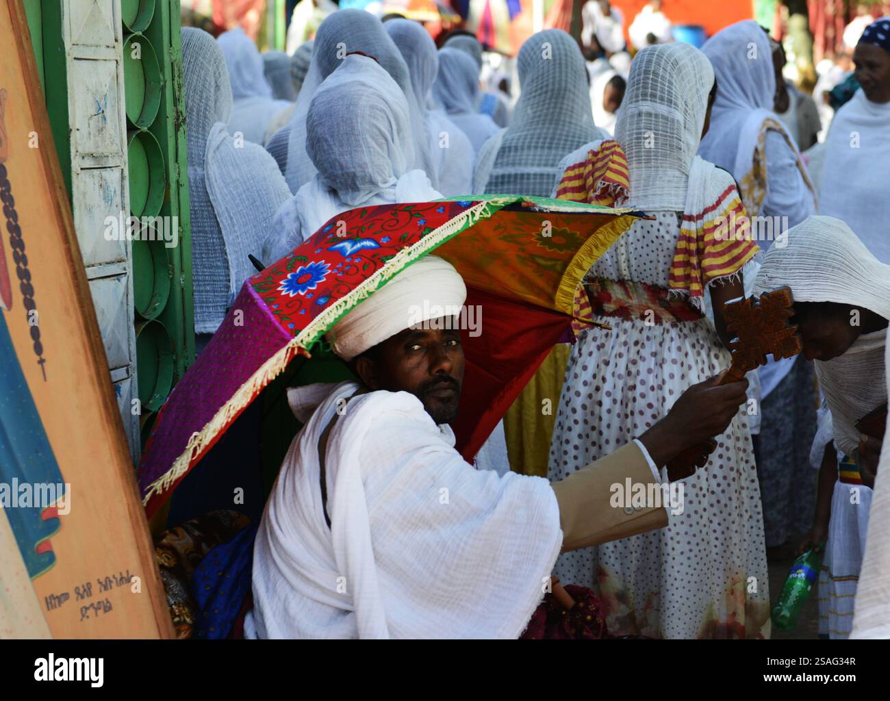 Ein äthiopisch-orthodoxer Priester segnet während der Sonntagsgebete die Gläubigen in einer örtlichen Kirche. Foto in Gondar, Äthiopien. Stockfoto