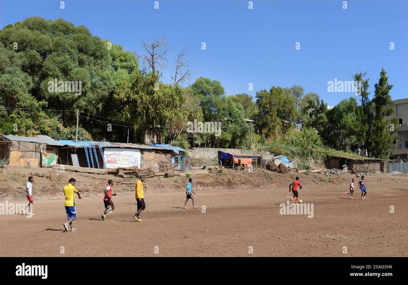 Äthiopische Männer spielen Fußball in Gondar, Äthiopien. Stockfoto