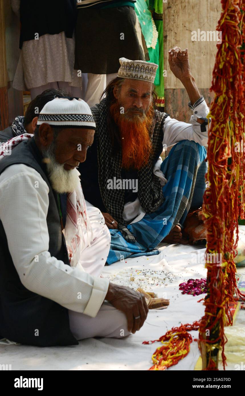 Pilger erhalten einen Segen von einem Sufi-Heiligen im Makanpur Mela in Uttar Pradesh, Indien. Stockfoto
