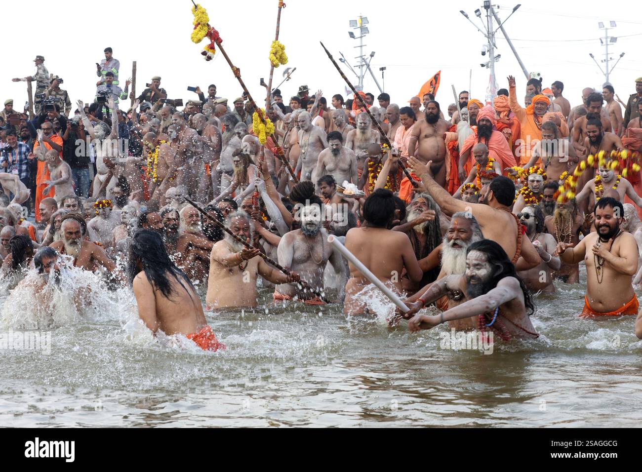 Holymen (Sadhus) nehmen ein heiliges Bad am Ufer von Sangam anlässlich von Mauni Amawasya während der Maha Kumbh Mela in Prayagraj am Mittwoch. Stockfoto