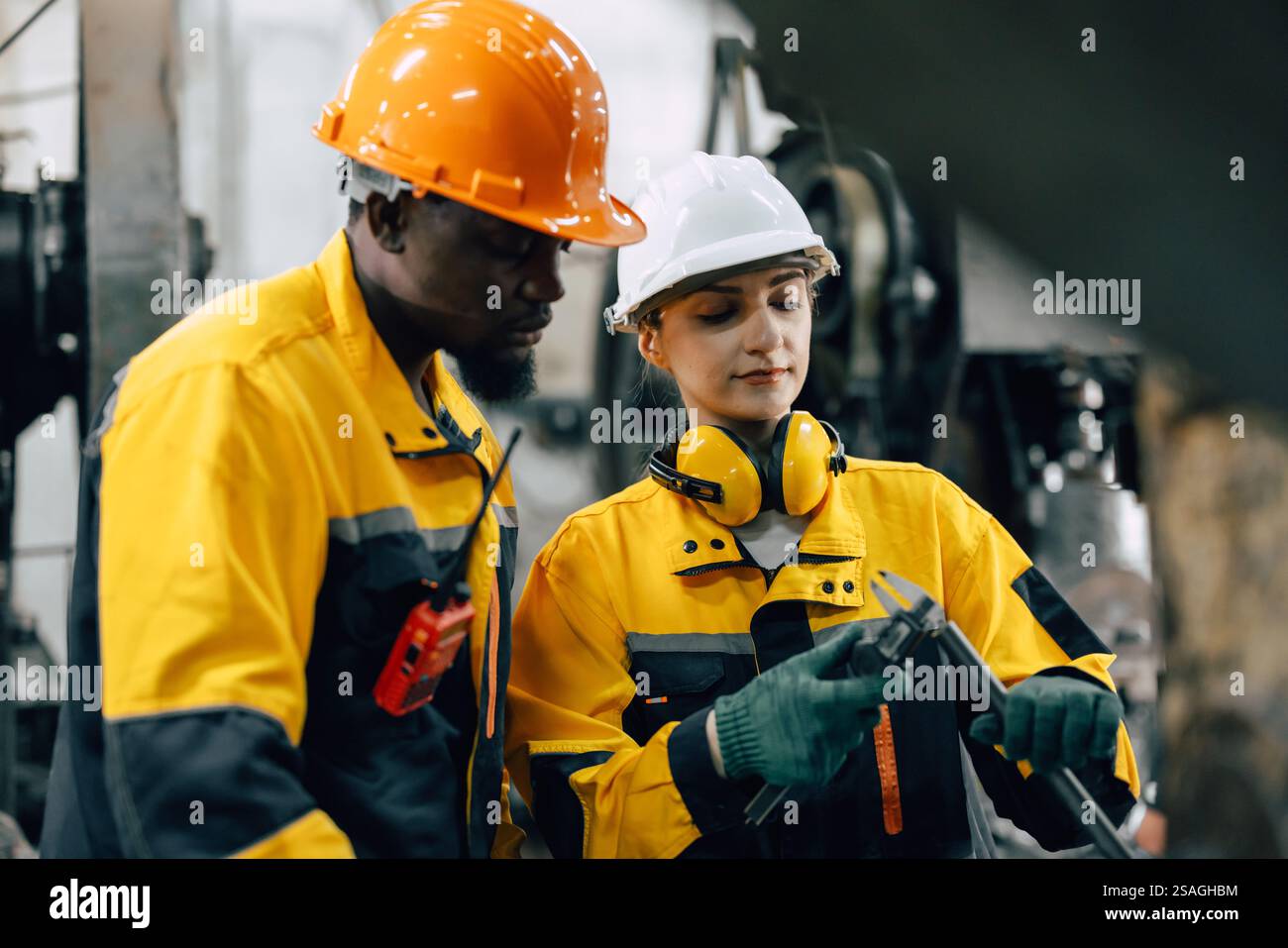 Professionelles Ingenieurteam, das die Produktqualitätskontrolle in der Metallwerkstatt überprüft Stockfoto