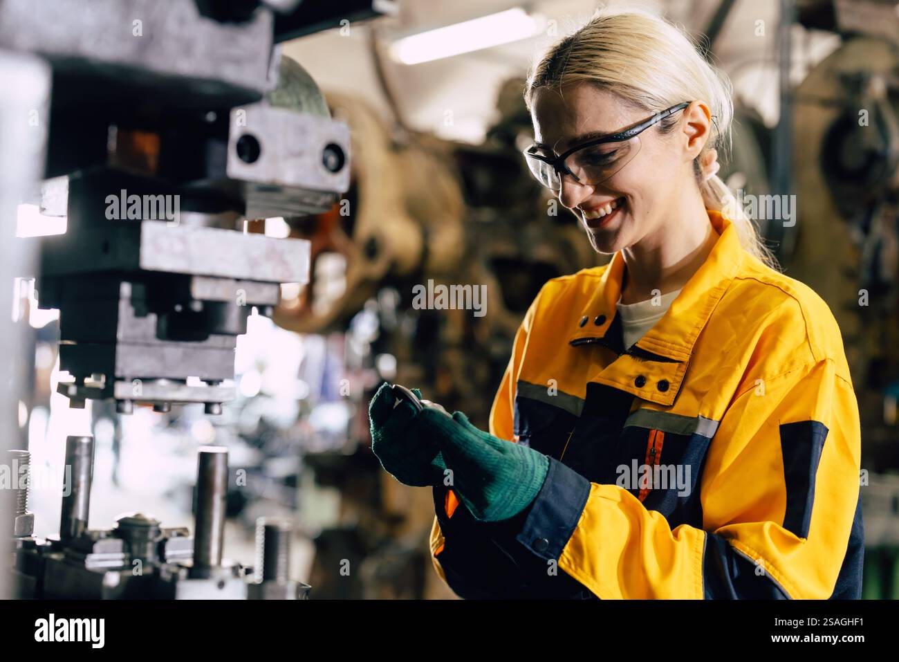 kaukasische Frauen arbeiten in der Schwermetallindustrie Fabrik Stanzstahl Maschine Stockfoto
