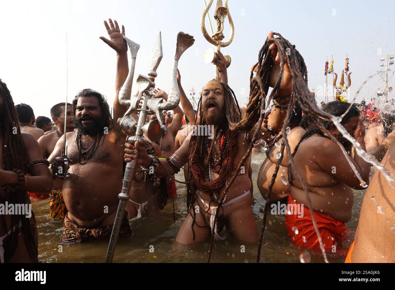 Holymen (Sadhus) nehmen ein heiliges Bad am Ufer von Sangam anlässlich von Mauni Amawasya während der Maha Kumbh Mela in Prayagraj am Mittwoch. Stockfoto