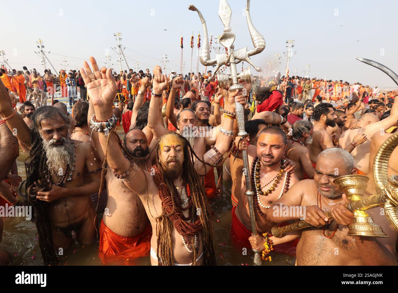 Holymen (Sadhus) nehmen ein heiliges Bad am Ufer von Sangam anlässlich von Mauni Amawasya während der Maha Kumbh Mela in Prayagraj am Mittwoch. Stockfoto
