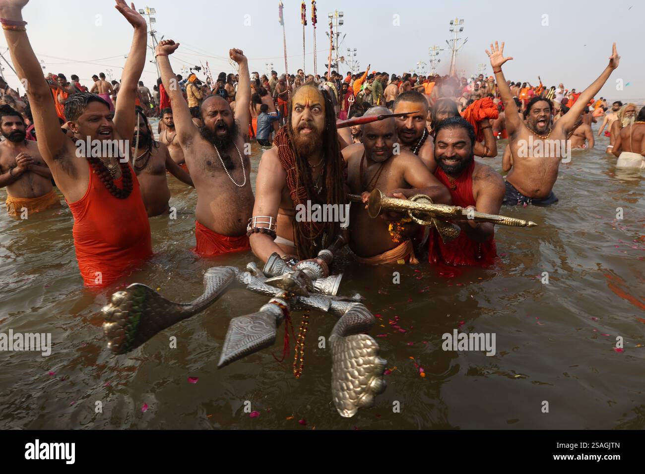 Holymen (Sadhus) nehmen ein heiliges Bad am Ufer von Sangam anlässlich von Mauni Amawasya während der Maha Kumbh Mela in Prayagraj am Mittwoch. Stockfoto