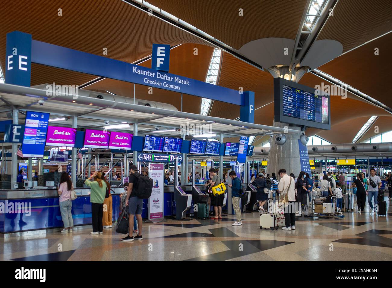Kuala Lumpur, Malaysia - 26. Januar 2025: Menschen am Kuala Lumpur International Airport. Stockfoto