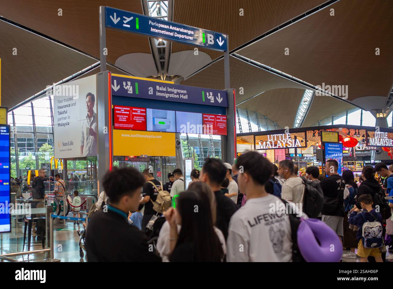 Kuala Lumpur, Malaysia - 26. Januar 2025: Menschen am Kuala Lumpur International Airport. Stockfoto