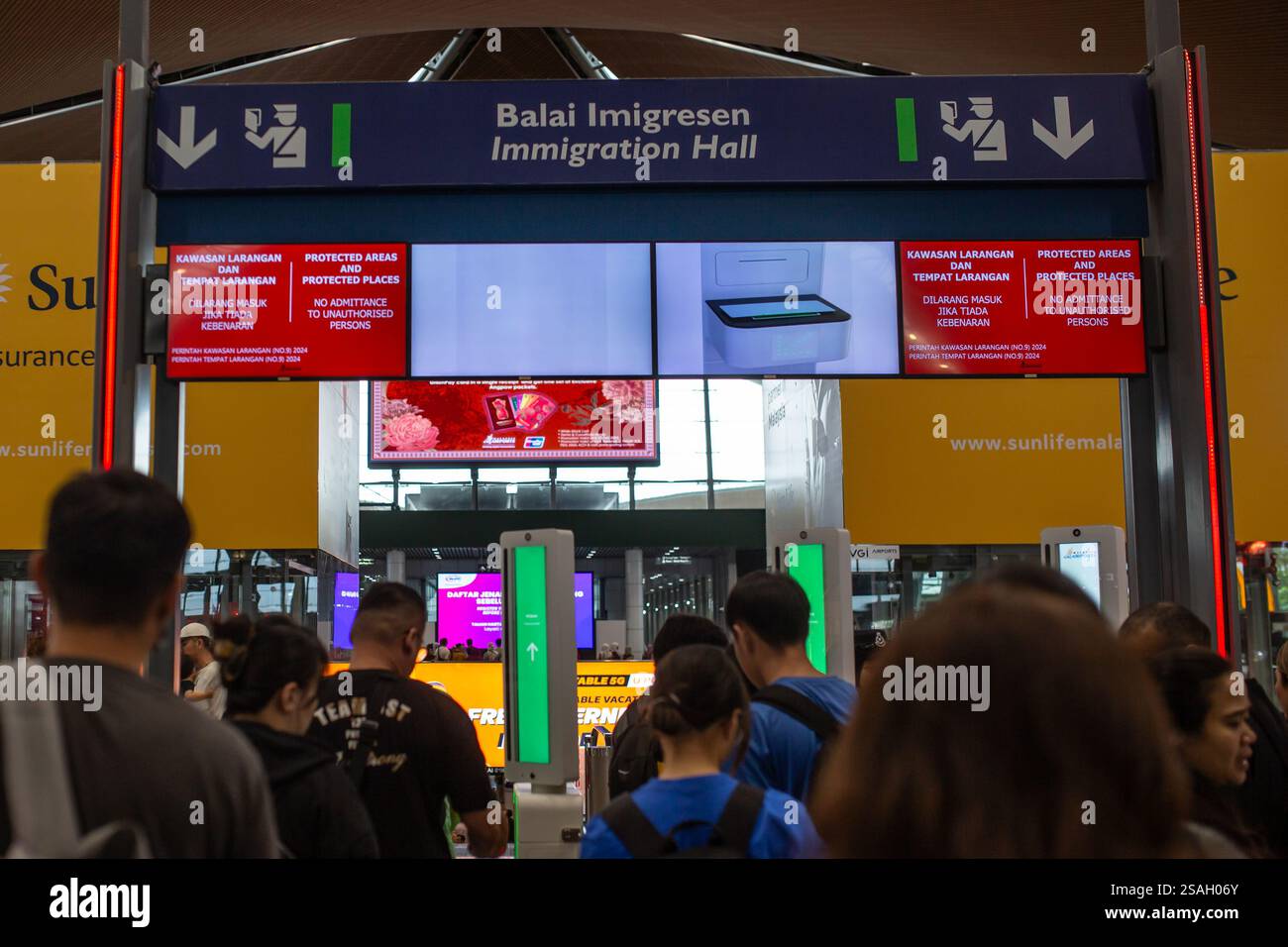 Kuala Lumpur, Malaysia - 26. Januar 2025: Menschen am Kuala Lumpur International Airport. Stockfoto