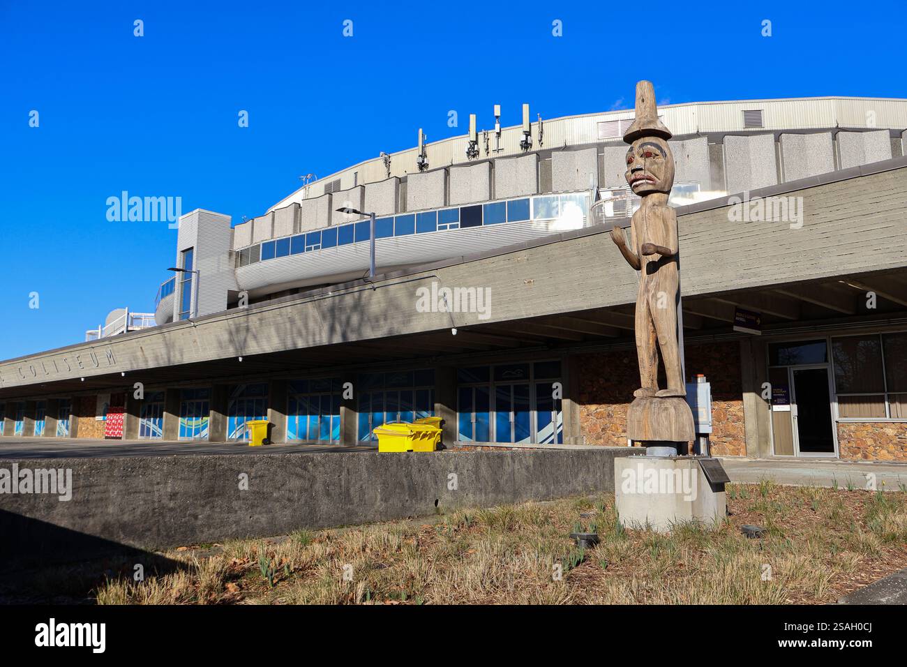 First Nations Totem des Künstlers Zac George vom Pacific Coliseum in Vancouver, BC. Stockfoto