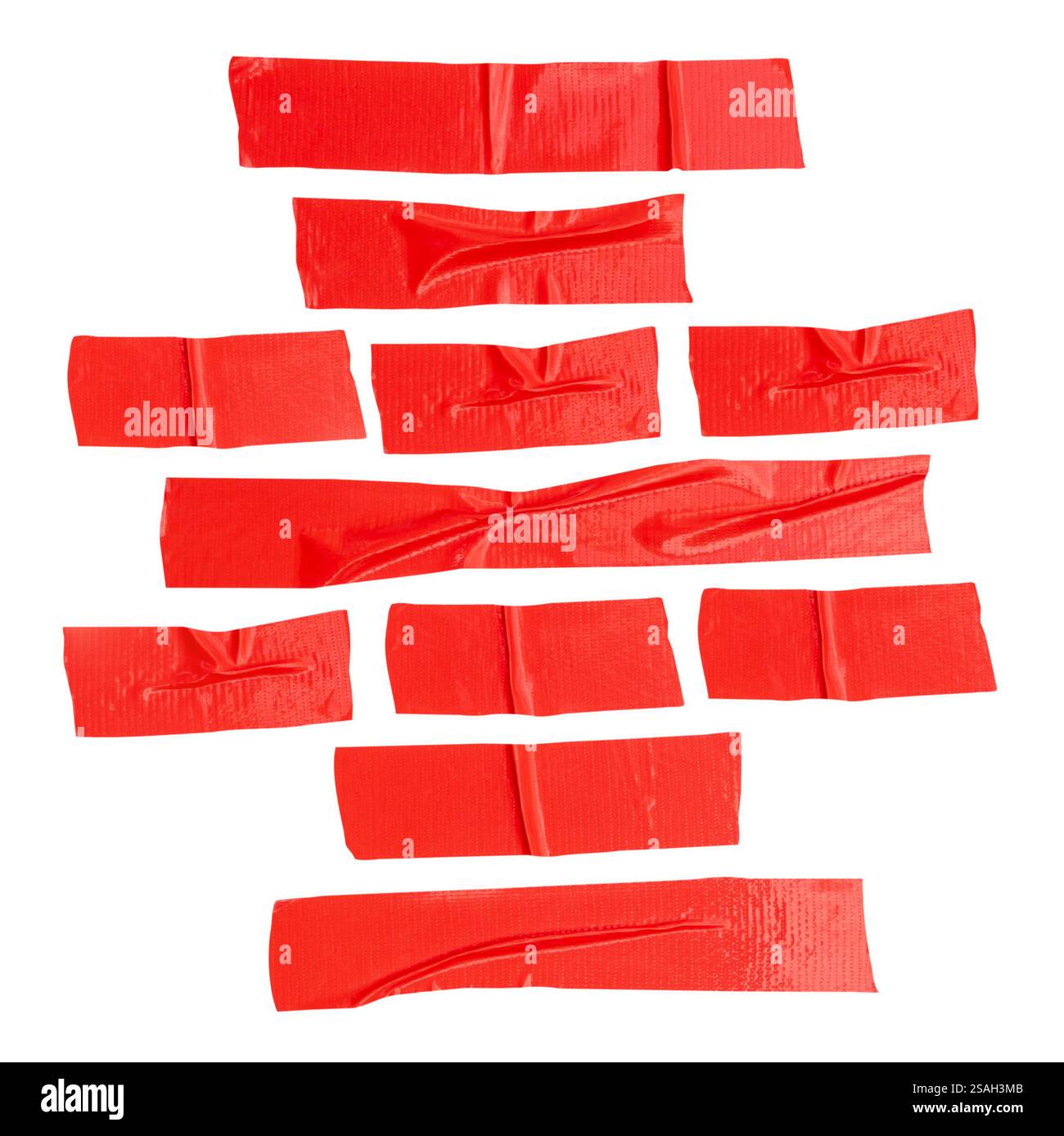 Draufsicht Set aus zerknittertem oder zerknittertem rotem Stoffband oder Vinylklebeband in Streifen ist auf weißem Hintergrund mit Beschneidungspfad isoliert. Stockfoto