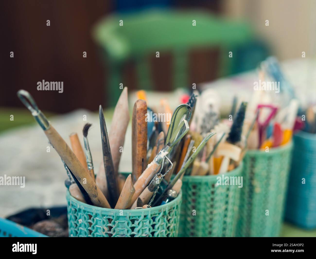 Werkzeuge in der Töpferei. Stapel, Jakobsmuscheln, Bürsten. Geräte zum Arbeiten mit Keramik. Stockfoto