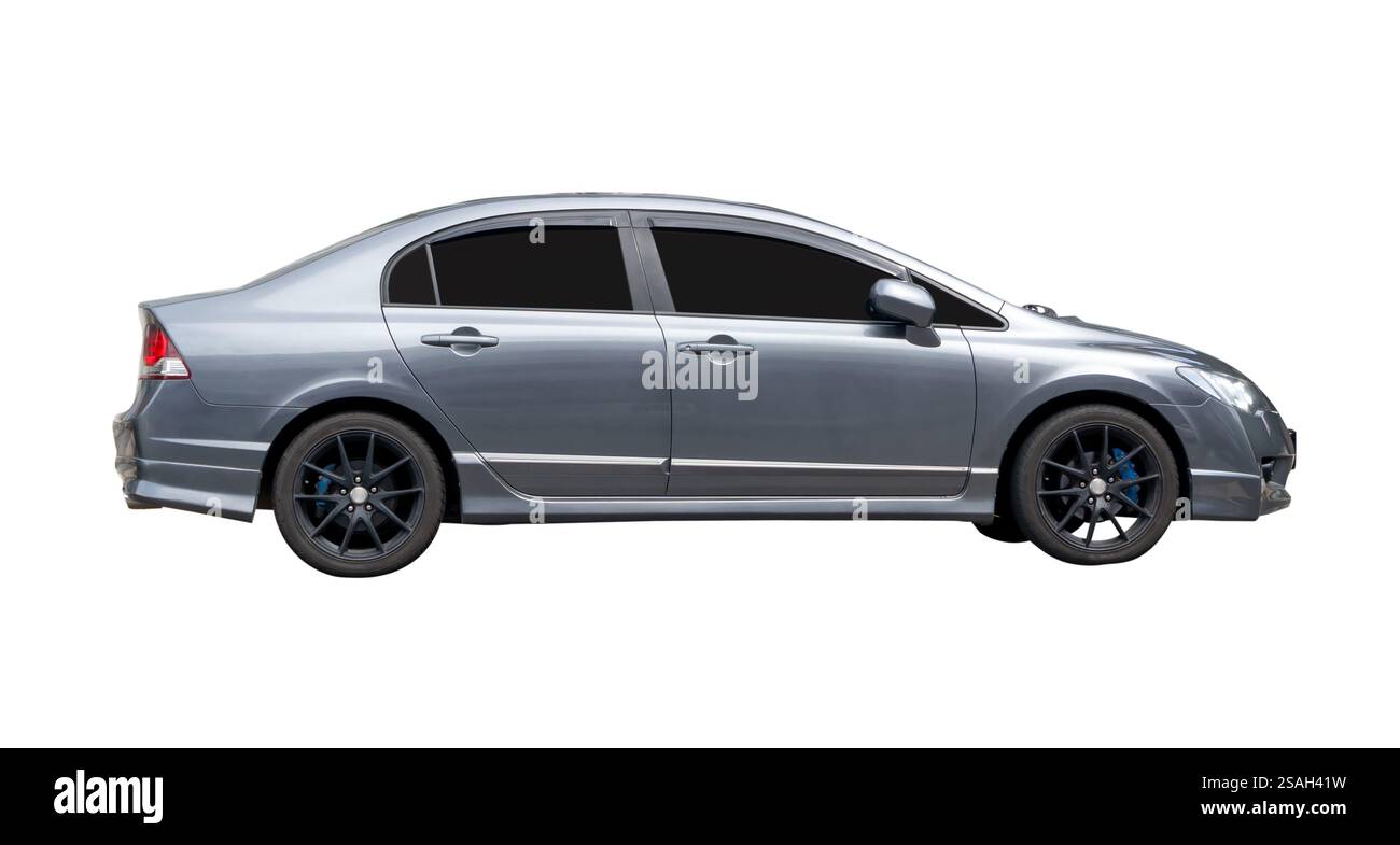 Seitenansicht des grauen Sportwagens ist isoliert auf weißem Hintergrund mit Beschneidungspfad. Stockfoto