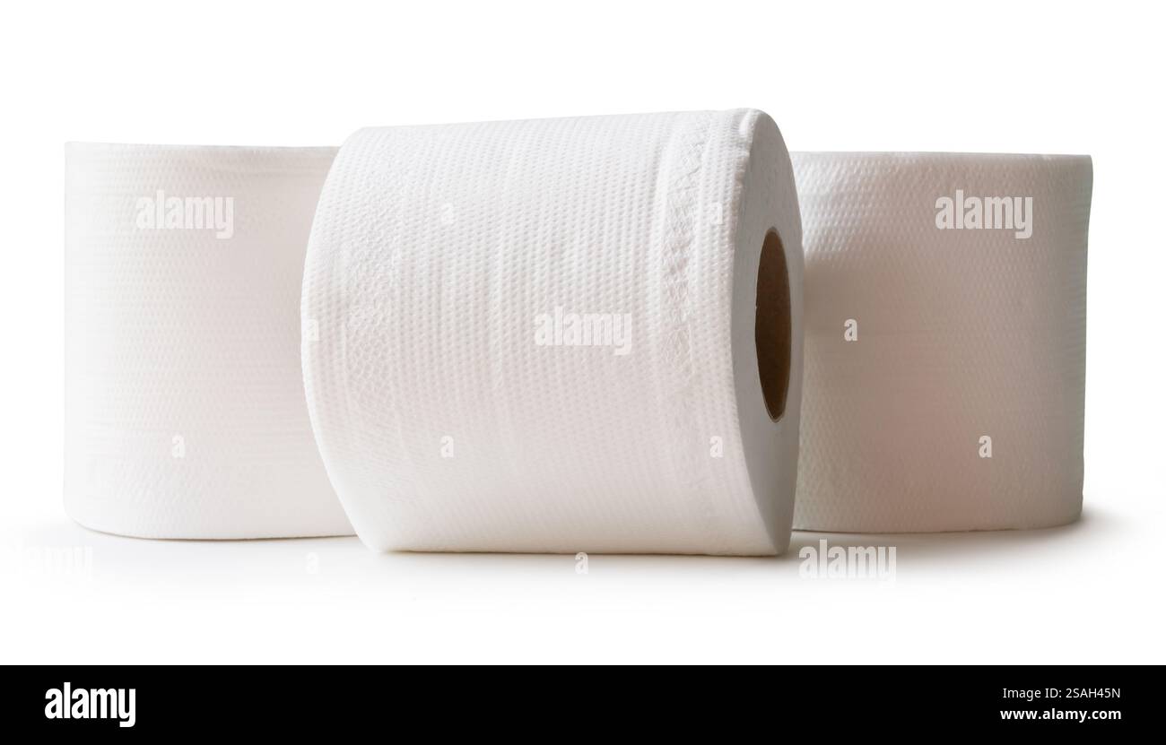 Die Seitenansicht von drei Rollen weißem Tissue-Papier im Stapel ist auf weißem Hintergrund mit dem Beschneidungspfad isoliert. Stockfoto