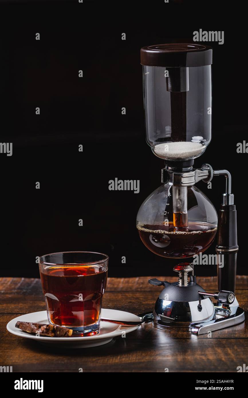 Kaffeemaschine oder Vakuumtopf mit frisch gebrühtem Kaffee auf Holztisch Stockfoto Kaffeemaschine oder Vakuumtopf mit frisch gebrühtem Kaffee auf Holztisch Stockfoto
