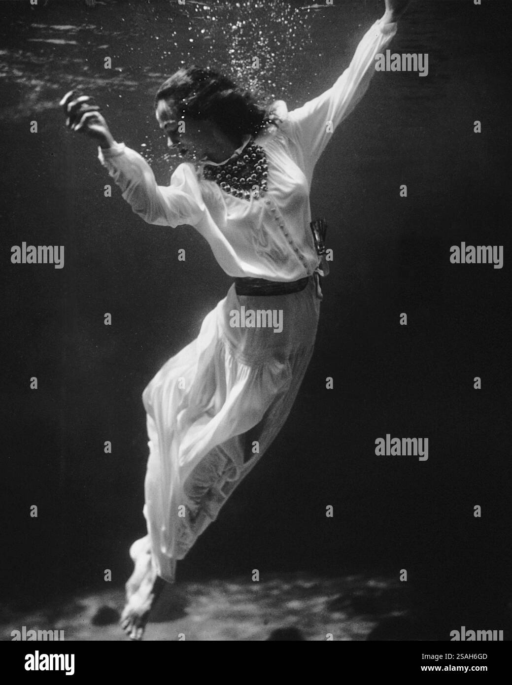 Toni Frissell (US-amerikanischer Fotograf) - Model Underwater in Dolphin Tank, Marineland, Florida, USA - 1939 Stockfoto