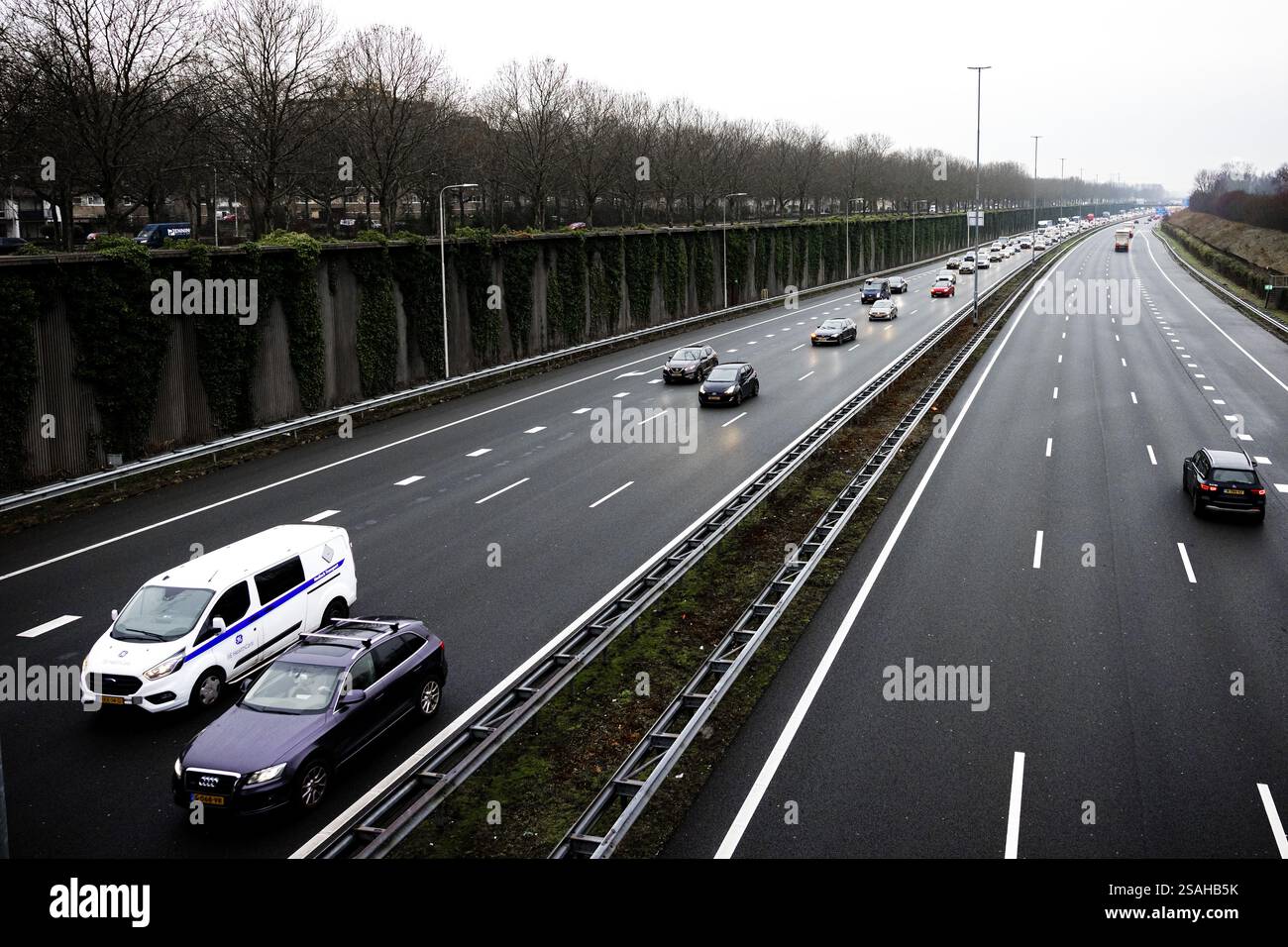 EKKERSWEIJER - Staus rund um den Autobahnkreuz Ekkersweijer nach einem Unfall mit einer Asphaltpflastermaschine. Rijkswaterstaat forderte Verkehrsteilnehmer, die von Eindhoven in Richtung den Bosch reisen mussten, auf, ihre Reise bis nach der morgendlichen Hauptverkehrszeit zu verschieben. Aufgrund des Unfalls wurde die Autobahn A2 in Richtung den Bosch am Autobahnkreuz Ekkersweijer gesperrt. ANP ROB ENGELAAR niederlande aus - belgien aus Stockfoto