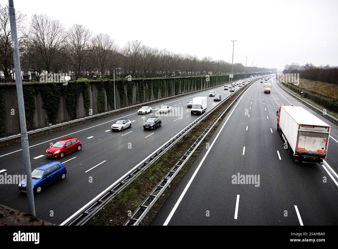 EKKERSWEIJER - Staus rund um den Autobahnkreuz Ekkersweijer nach einem Unfall mit einer Asphaltpflastermaschine. Rijkswaterstaat drängte die Verkehrsteilnehmer, die von Eindhoven in Richtung den Bosch reisen mussten, ihre Reise auf nach der morgendlichen Hauptverkehrszeit zu verschieben. Aufgrund des Unfalls wurde die Autobahn A2 in Richtung den Bosch am Autobahnkreuz Ekkersweijer gesperrt. ANP ROB ENGELAAR niederlande aus - belgien aus Stockfoto