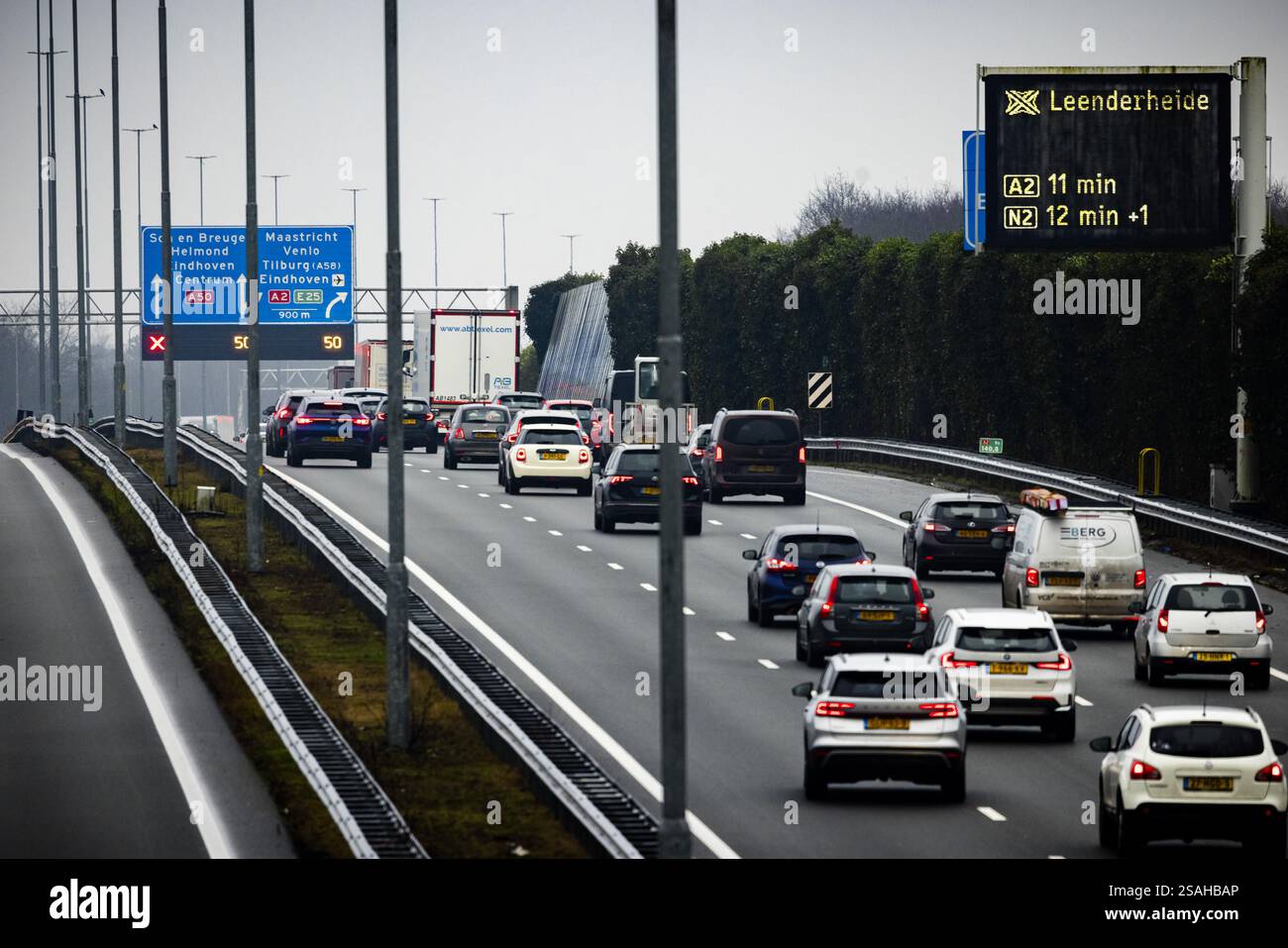 EKKERSWEIJER - Staus rund um den Autobahnkreuz Ekkersweijer nach einem Unfall mit einer Asphaltpflastermaschine. Rijkswaterstaat forderte Verkehrsteilnehmer, die von Eindhoven in Richtung den Bosch reisen mussten, auf, ihre Reise bis nach der morgendlichen Hauptverkehrszeit zu verschieben. Aufgrund des Unfalls wurde die Autobahn A2 in Richtung den Bosch am Autobahnkreuz Ekkersweijer gesperrt. ANP ROB ENGELAAR niederlande aus - belgien aus Stockfoto