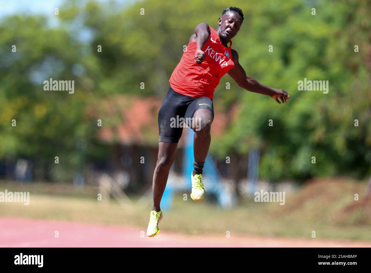 NAIROBI, KENIA - 29. JANUAR: Samson Ojuka in Aktion während der National Para Athletics Championship, Weitsprung Heat One Jump an der Kenyatta University auf Ja Stockfoto