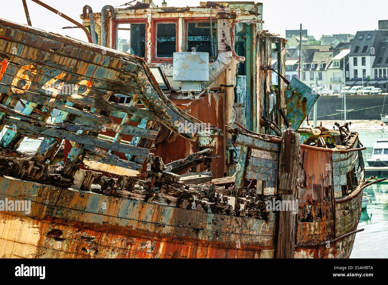 Schiffswrack auf dem Schiffsfriedhof von Camaret-sur-Mer, Finistere, Bretagne, Frankreich Stockfoto