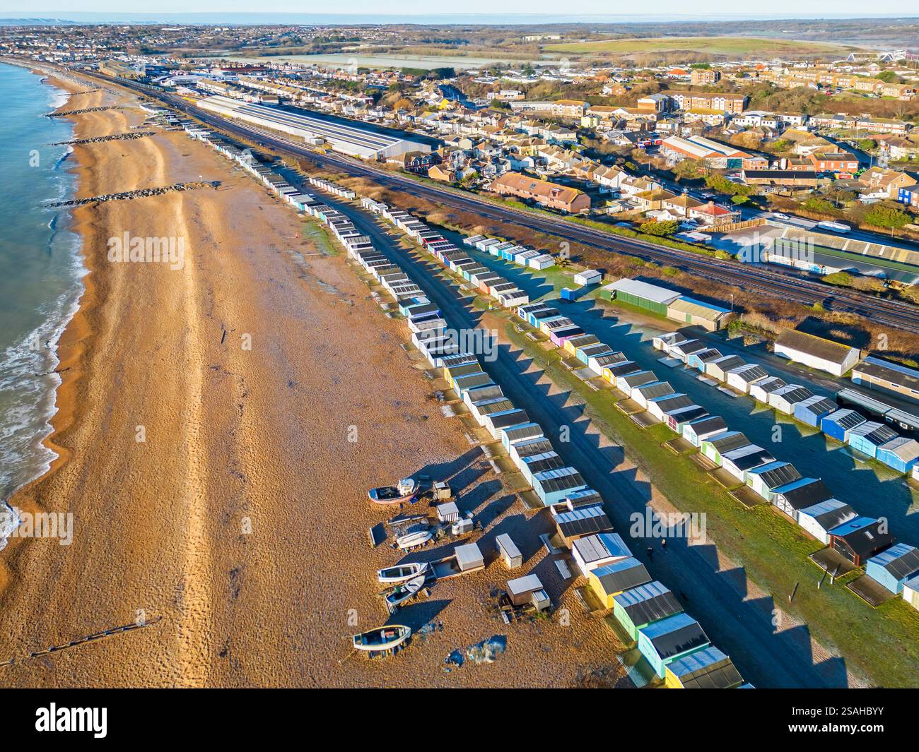 Aus der Vogelperspektive auf den Kieselstrand bei Bulverhythe an der östlichen Küste von sussex Stockfoto
