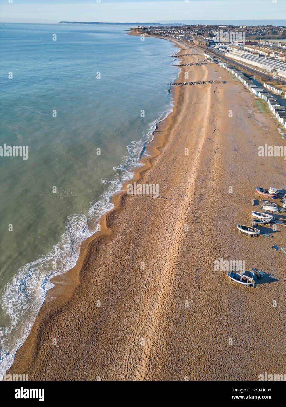Aus der Vogelperspektive auf den Kieselstrand bei Bulverhythe an der östlichen Küste von sussex Stockfoto