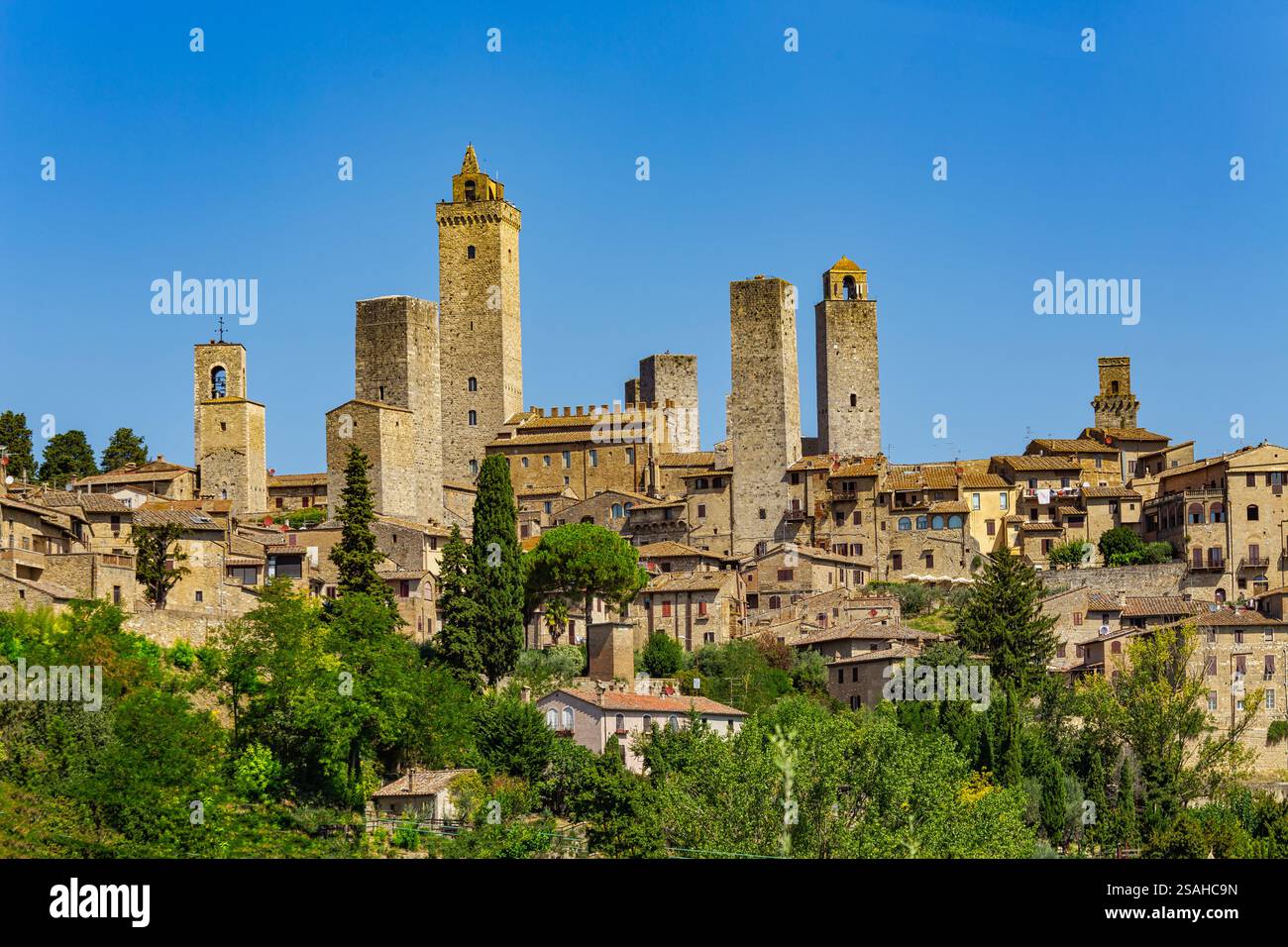 Landschaft der Bürgertürme und Glockentürme der mittelalterlichen Stadt San Gimignano. San Gimignano, Provinz Siena, Toskana, Italien, Europa Stockfoto