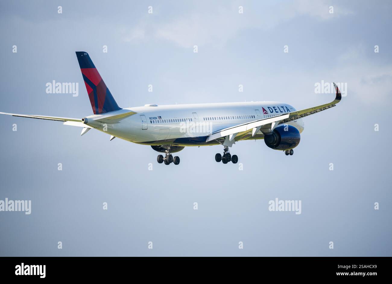 Auckland, Neuseeland – 27. Januar 2025: Delta Air Lines N514DN Airbus A350-941 fliegt in Richtung Auckland International Airport. Stockfoto
