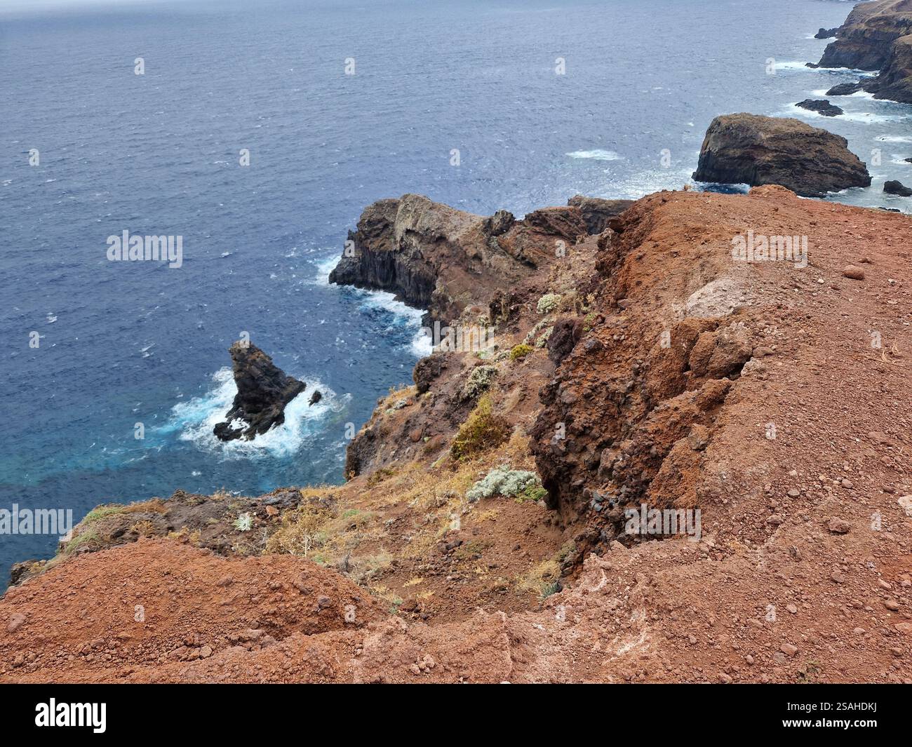 Unglaubliche Landschaft der Insel Madeira, Ponta de São Lourenco, markante Felsformationen, tiefblaues Meer, dramatische Meereslandschaft Stockfoto
