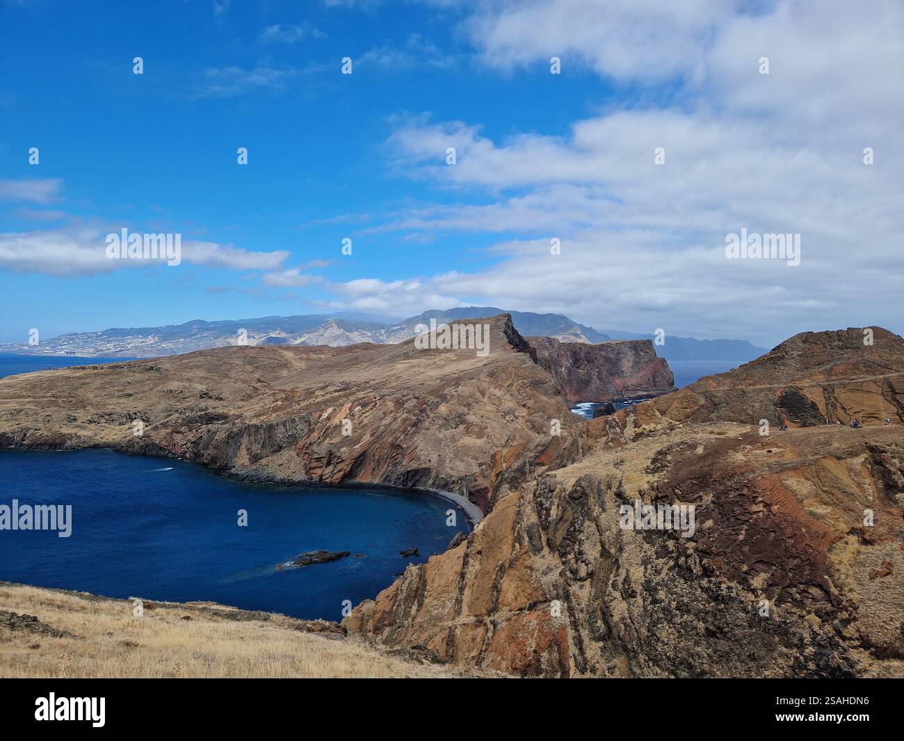 Unglaubliche Landschaft der Insel Madeira, Ponta de São Lourenco, markante Felsformationen, tiefblaues Meer, dramatische Meereslandschaft Stockfoto