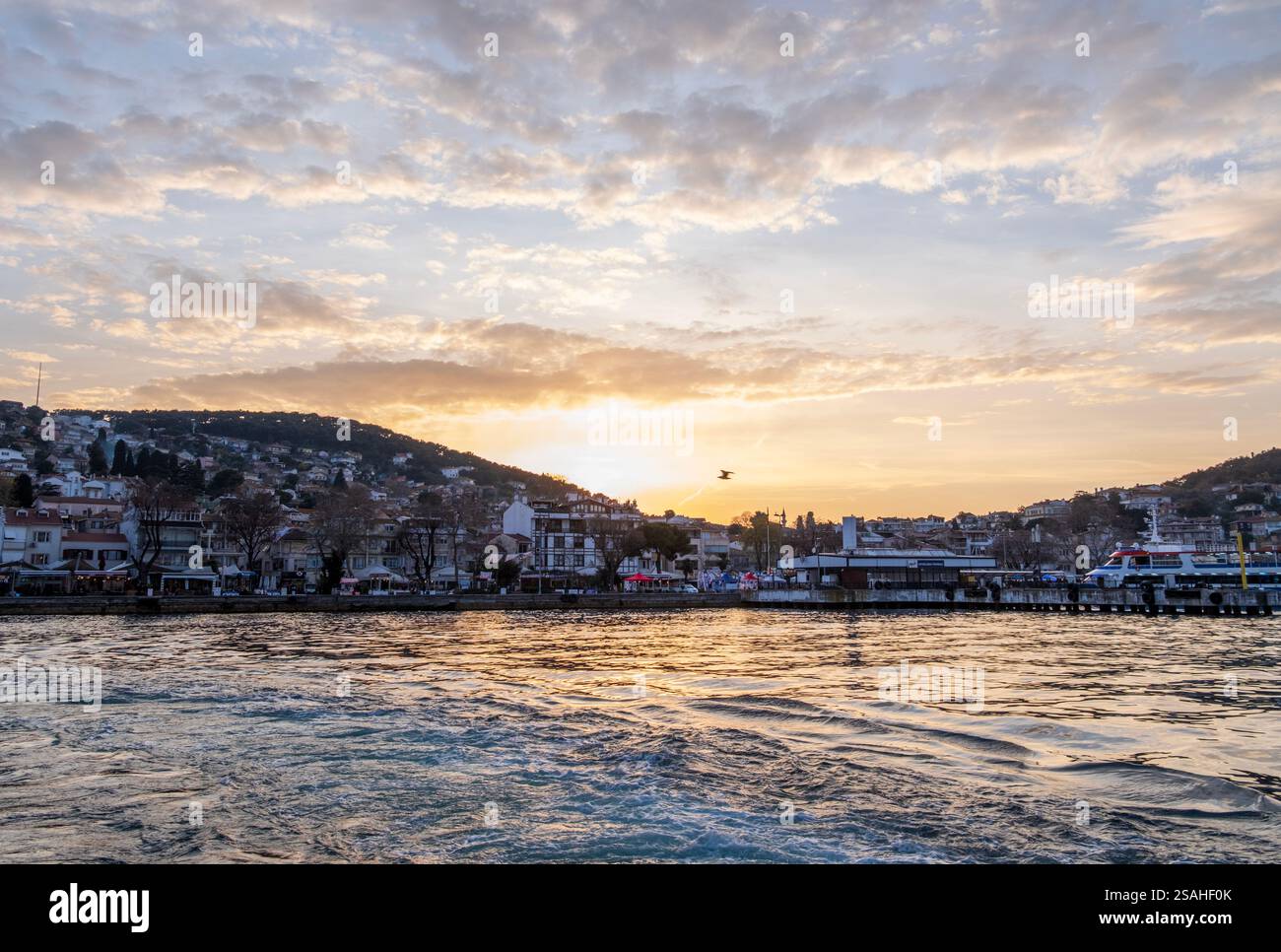 Atemberaubender Panoramablick auf Büyükada bei Sonnenuntergang. Die Silhouette der Insel trifft auf die warmen Farben des Himmels und schafft eine ruhige und atemberaubende Szene. Stockfoto