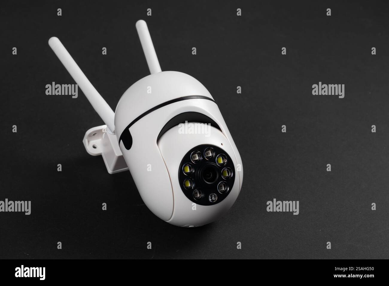 Moderne wi-fi-CCTV-Kamera für den Außenbereich auf dunklem Hintergrund aus nächster Nähe Stockfoto