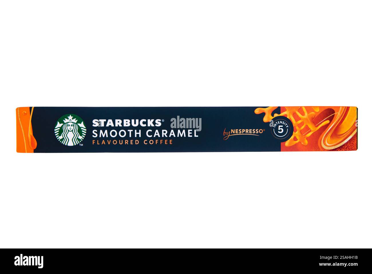 LONDON, Großbritannien - 16. JANUAR 2025: Starbucks Kaffeekapseln mit glattem Karamell in grüner Röhre für nespresso-Maschine auf weiß. Stockfoto