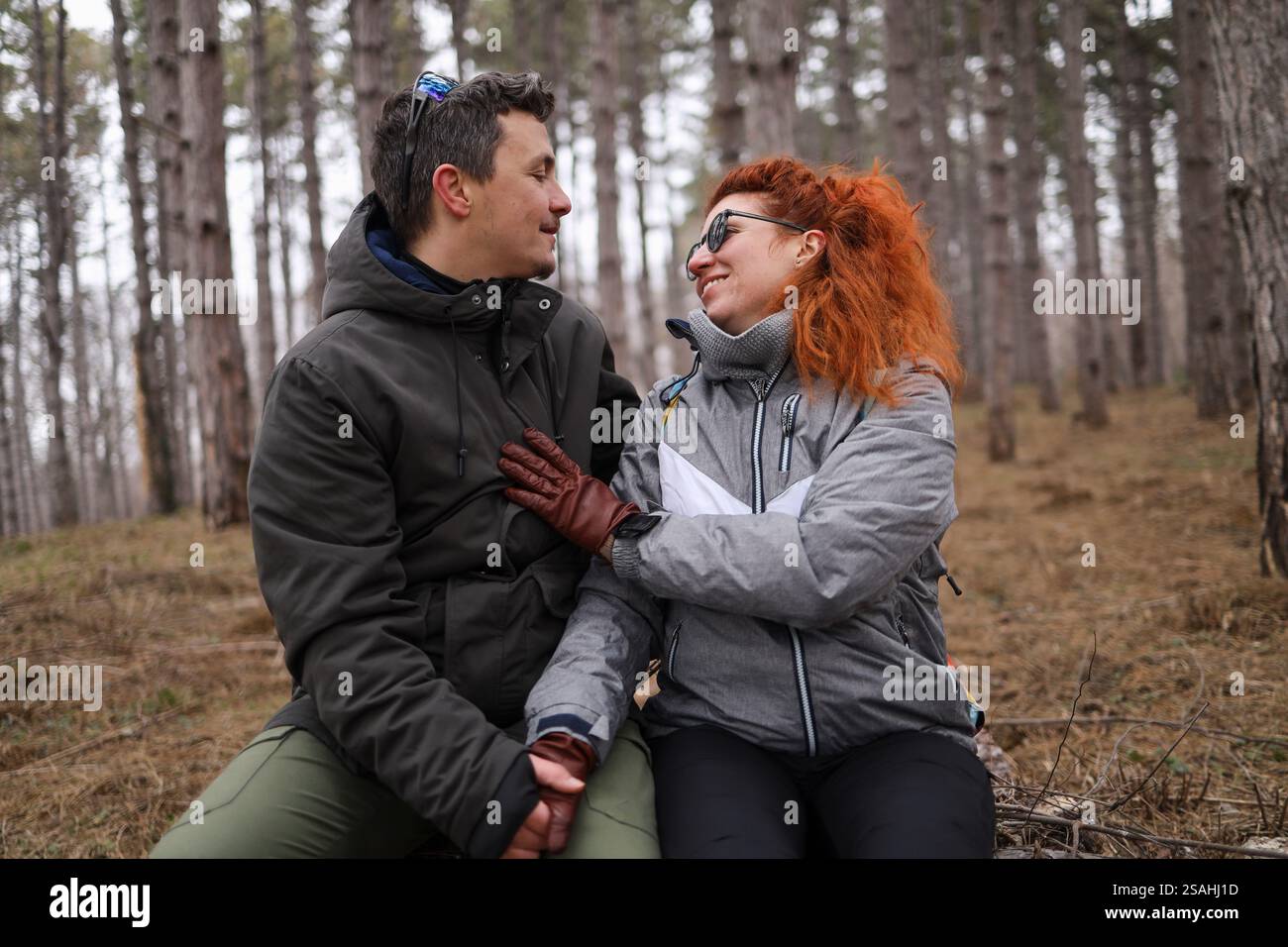 Ein Paar lächelt sich an einem Valentinstag an. Stockfoto