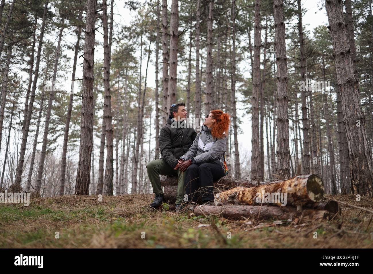 Gesellschaft und Glück: Ein Paar, das sich verliebt ansieht. Stockfoto