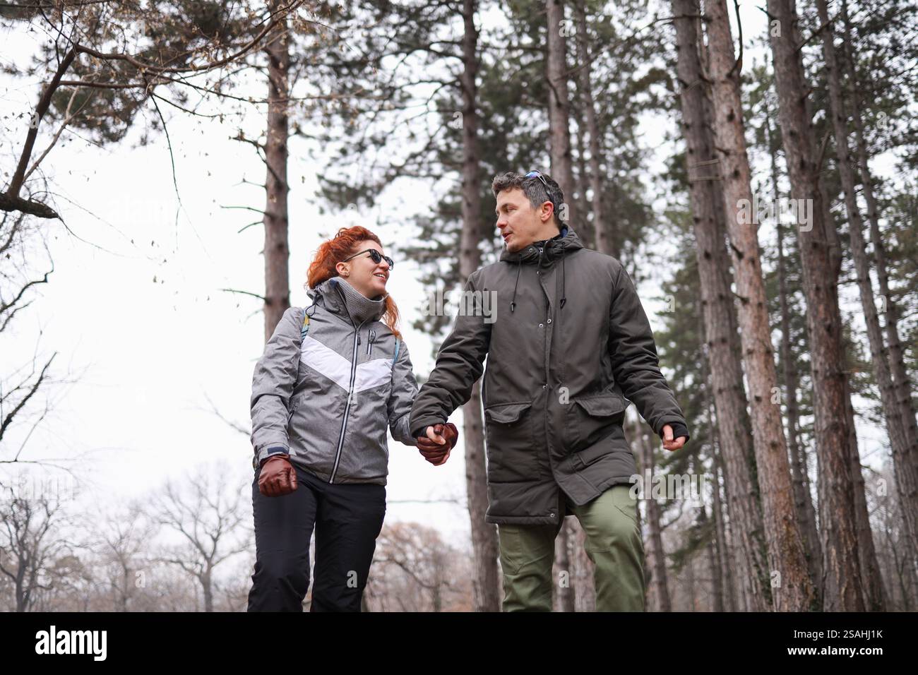 Lächelnde Lieblinge reden im Park Stockfoto