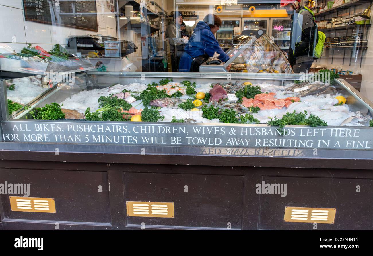 Barnes Fish Shop, Fischhändler in Barnes, London Borough of Richmond-upon-Thames, England, Großbritannien, mit lustigem Schild draußen Stockfoto