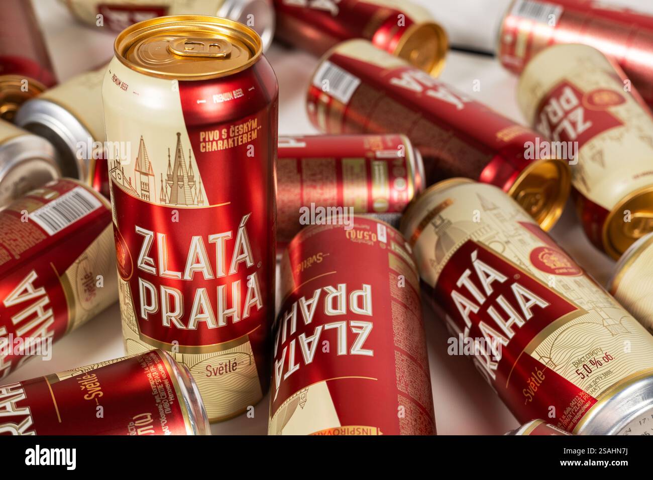 Dnipro, Ukraine - 21. februar 2024: Zlata praha tschechisches Bier in einer Aluminiumdose Stockfoto