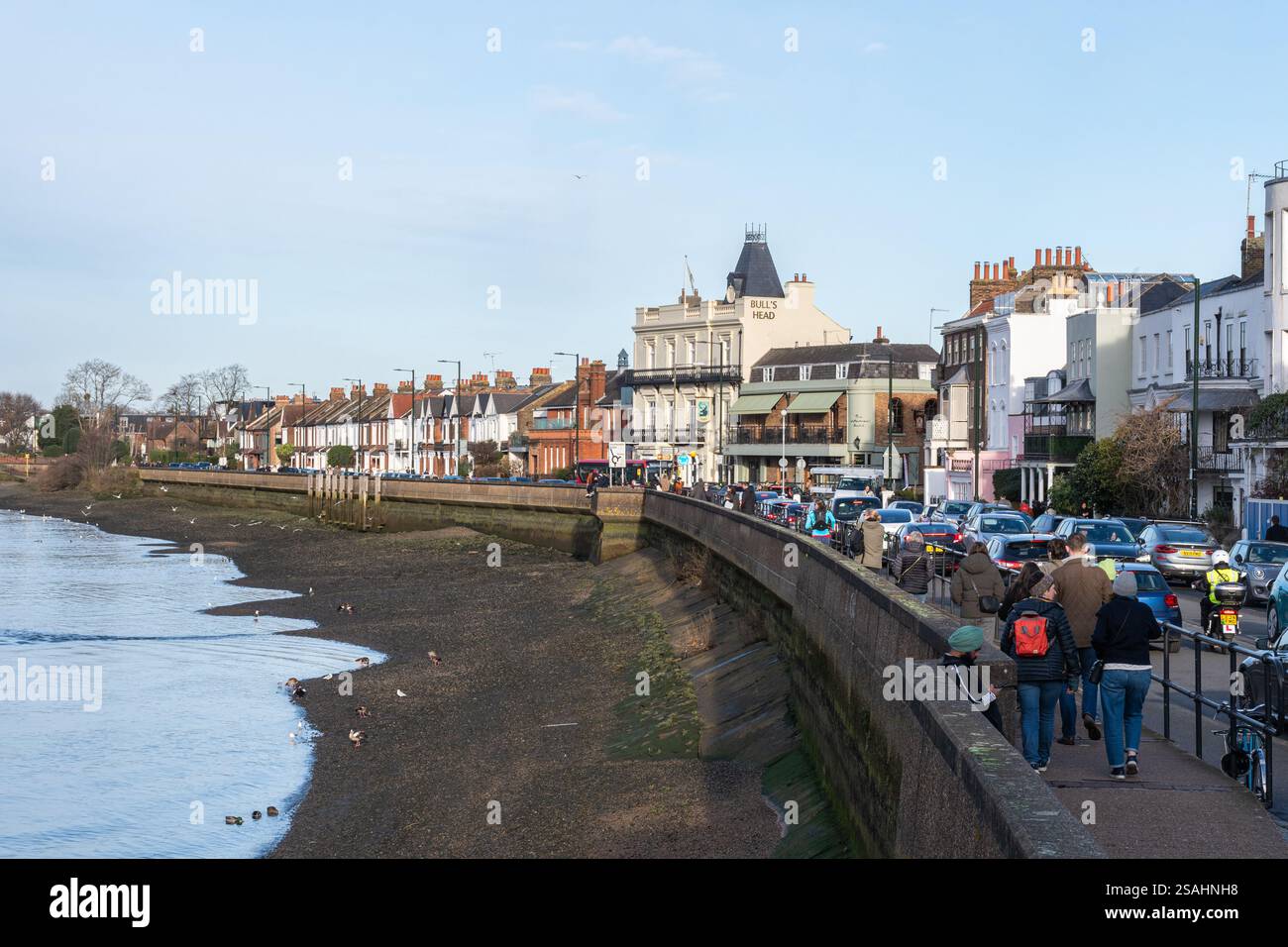 Blick entlang der Terrasse in Barnes, London, England, Großbritannien, an einem sonnigen Wintertag neben der Themse Stockfoto