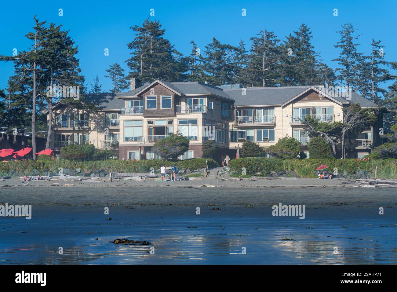 Hotelfassade mit Touristen und Nebel am Cox Bay Beach, Tofino, Vancouver Island, British Columbia. Stockfoto