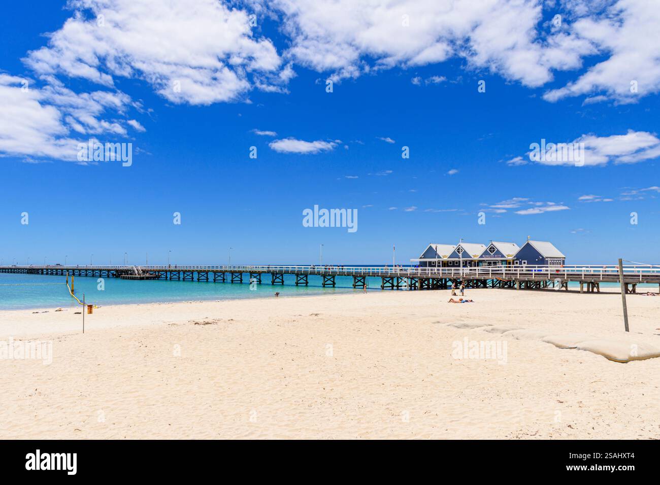 Busselton Jetty, ein alter hölzerner Pier, der bis in die Geographe Bay in Busselton, Western Australia, führt Stockfoto