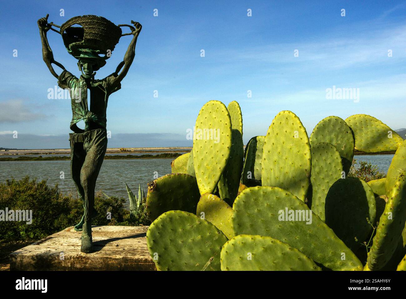 Denkmal für den Salzarbeiter, Kirche Sant Francesc de s'Estany, Interpretationszentrum des Naturparks Salinas, 18. Jahrhundert, Sant Jordi, Ibiza, Balearen, Spanien. Stockfoto