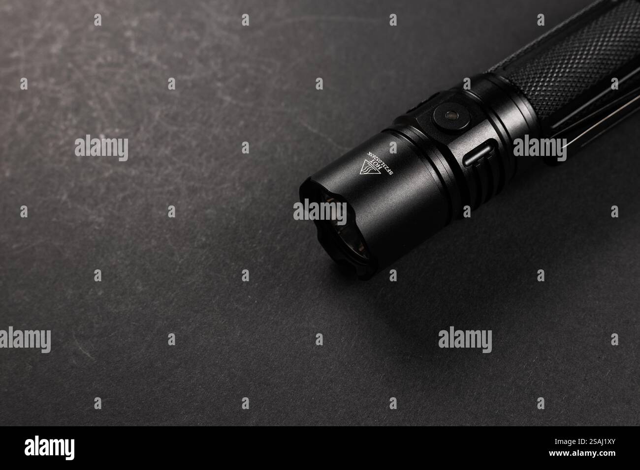 Schwarze Taschenlampe für den täglichen Transport des EDC Stockfoto